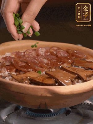 最后鋪上牛肝菌，爭(zhēng)分奪秒地倒上醬汁，撒點(diǎn)小蔥花