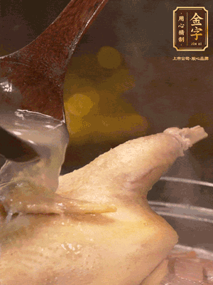 大火燒開后，撇去浮沫。轉(zhuǎn)小火燉2個(gè)小時(shí)