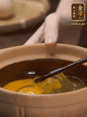 雞蛋打入砂鍋，充分打勻，1.5倍的溫水加一勺鹽，倒入蛋液中，攪拌均勻后用勺子舀去表面浮沫