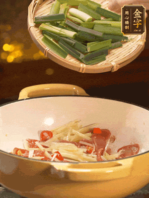 接著放蒜葉，來(lái)一點(diǎn)鹽，一點(diǎn)醬油調(diào)味翻勻