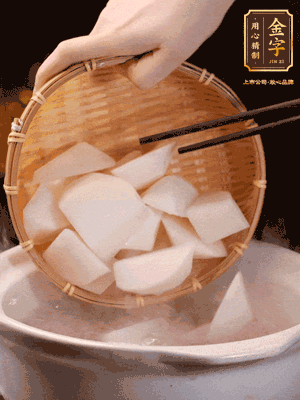 大火煮開后，轉(zhuǎn)中小火燉40分鐘，挑出蔥結(jié)，再下蘿卜燉20分鐘
