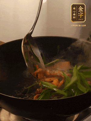 黃豆醬、鹽、糖調(diào)味，淋一圈花雕酒，蒜白先下，蒜葉后下