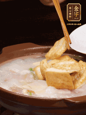 倒入開(kāi)水大火煮開(kāi)，轉(zhuǎn)中小火放咸肉，放一點(diǎn)點(diǎn)糖、味精慢燉10分鐘
