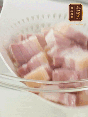 金字淡咸肉、排骨分別加料酒、蔥、姜冷水下鍋焯水，水開撇去浮沫撈出。