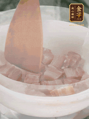 砂鍋內(nèi)咸肉微微煸出香味，再倒入開水。放排骨滾開后轉(zhuǎn)中小火篤30分鐘。（水盡量一次加足，以免中途加水沖淡鮮味。這一步是湯底濃白的關(guān)鍵）