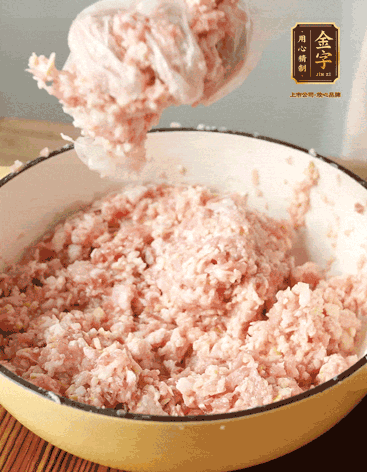 肉丁、咸肉丁、一丟丟鹽、料酒拌勻，反復(fù)摔打上勁。接著加入1兩蔥姜水，反復(fù)拌勻摔打上勁。前后共加3遍。3遍后筍丁，接著反復(fù)摔打上勁。最后加入1個(gè)蛋清、3茶匙生粉拌勻摔打上勁