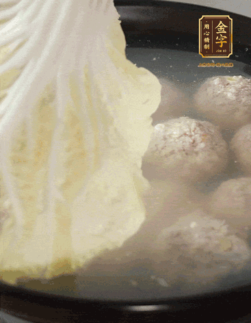 等獅子頭浮起來時(shí)再加白菜蓋。小火慢燉2小時(shí)