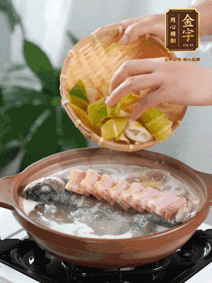倒開水燉煮后轉(zhuǎn)移入砂鍋，淋料酒去腥、加少許鹽調(diào)味，再依次加咸肉、春筍燉煮15分鐘。
