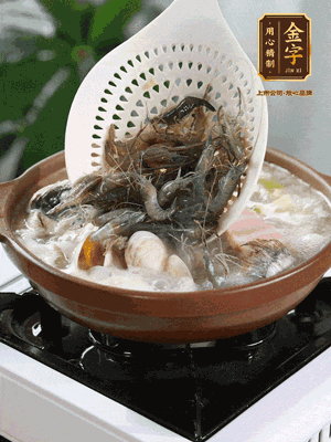 最后加一把蛤蜊、一把河蝦燜2分鐘，放一點(diǎn)白胡椒粉調(diào)味，撒上蔥花點(diǎn)綴！