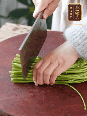 正嫩的藜蒿，掐頭去除根部，切小段