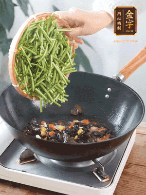 熱油煸香蒜末、姜粒、小米辣，再下臘肉煸炒出香味