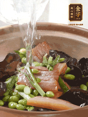 轉(zhuǎn)入砂鍋，加入開水、百葉結(jié)燉煮10分鐘