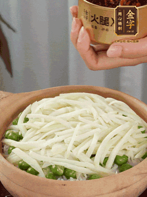 到水微干，放上豌豆、茭白絲。
