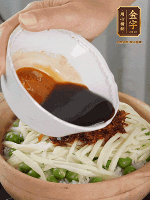 繼續(xù)小火燜3分鐘，淋上XO醬攪拌均勻。

