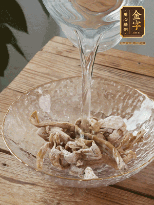 筍干提前泡發(fā)1晚切段，冬瓜去皮切塊。