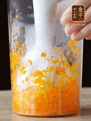 加玉米油、水怡、水揉搓成細(xì)膩的面團(tuán)。松弛半小時(shí)后，分成37g一個(gè)