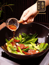 下蒜苗炒軟，沿鍋邊烹入一勺料酒，加醬油、蠔油、白糖調(diào)味炒勻