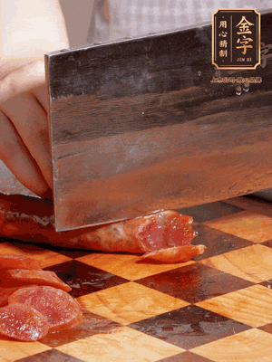 金字香腸煮熟，切片
