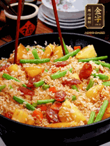 加水，沒過大部分食材。把瀝干水分的米飯均勻地鋪在上面，筷子戳幾個(gè)洞