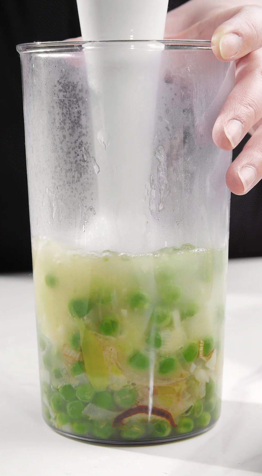 炒好的蔬菜+高湯或熱水，倒入破壁機(jī)攪打細(xì)膩絲滑即可。