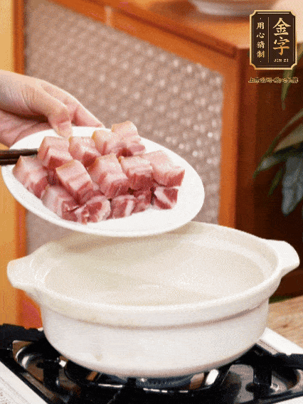 鍋內(nèi)倒油，下咸肉微微煸炒，再放排骨炒一下