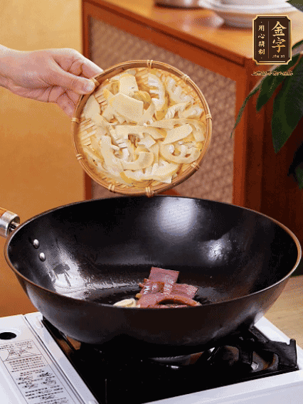 油熱，下蒜末、火腿煸炒出香味，再下筍片微微翻炒