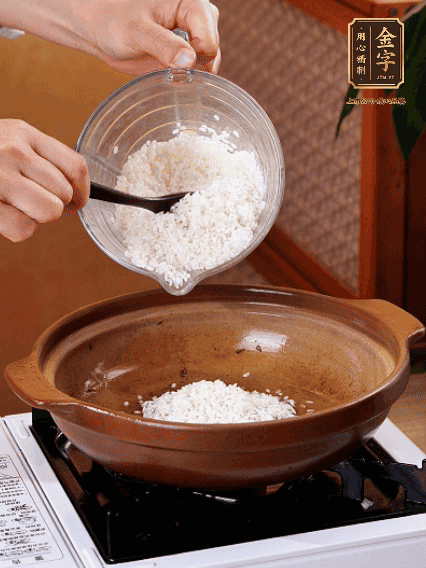砂鍋中倒入煎羊肚菌的油，涂勻。加入提前浸泡過(guò)1小時(shí)的生米，再加入和生米齊平的水,,蓋蓋子，大火煮沸后轉(zhuǎn)小火煮至水分微干