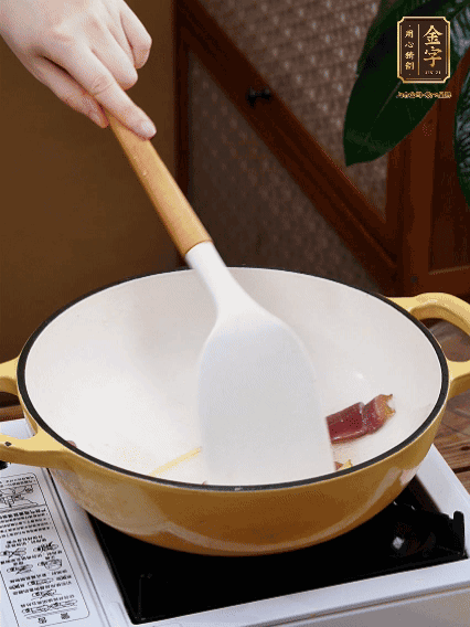 油熱，姜絲、火腿微微煸出香味